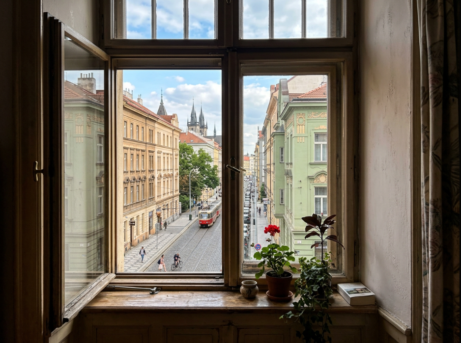 Seřízení oken Praha 3 Vinohrady – cihlový dům hodinový manžel